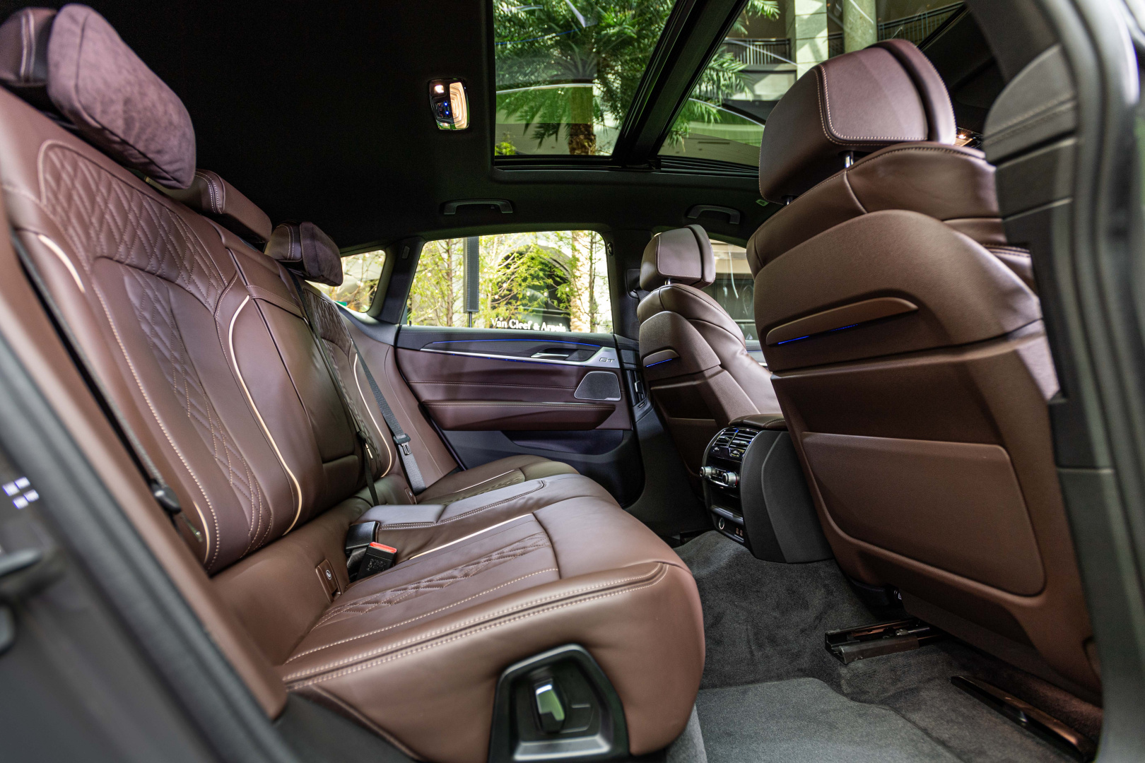 SMALL_[新聞照片六] 全新BMW 6系列Gran Turismo擁有如同頭等艙的豪華寬敞車室，搭配雙後座Alcantara麂皮頭枕、後座椅背電動調整功能，以豪華優雅之姿陪伴後座乘員享受壯闊旅途。